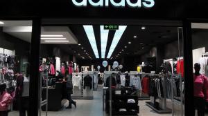 Adidas улучшил прогноз на фоне хороших продаж в США